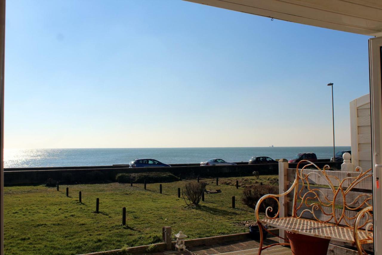 Pebbles Beach House By Air Premier Seaford Exterior photo